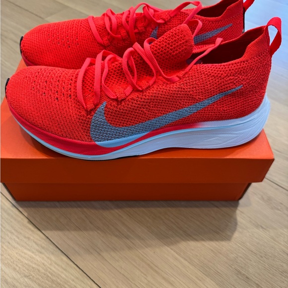 Nike Vaporfly 4% Flyknit. Men’s 7/Women’s 8.5. Running Sneakers main image 4